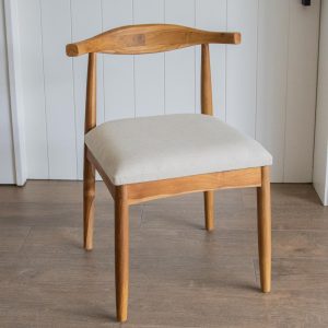 Silla en teca tapizada