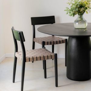 Silla en madera acacia y cuero negro