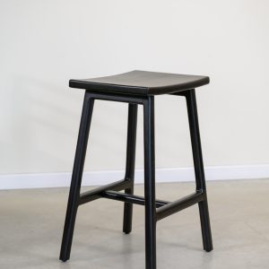 Banqueta de barra sin respaldo en madera teca negra