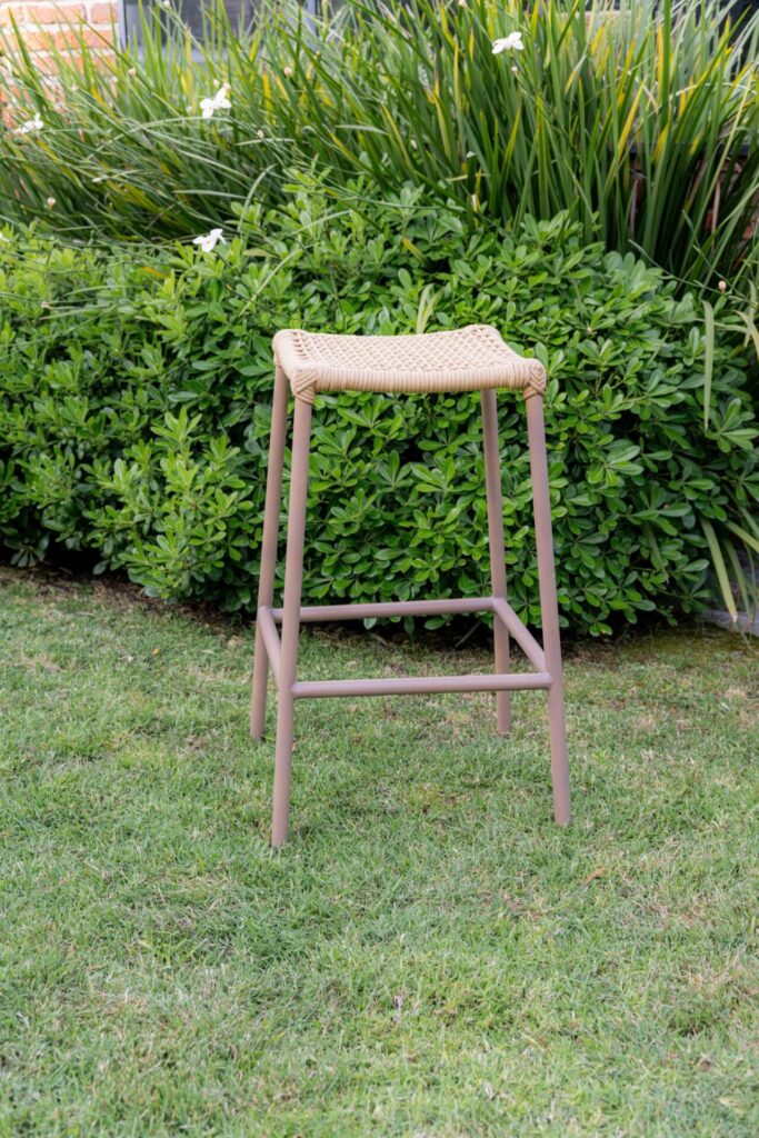 Banqueta de barra en cuerda náutica beige y aluminio