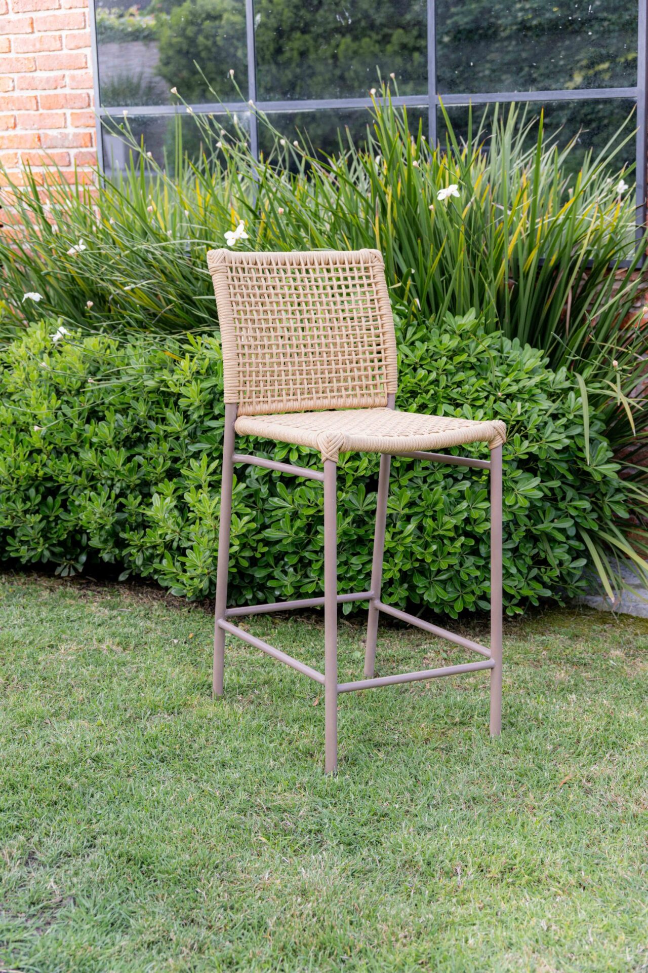 banqueta de barra en cuerda náutica beige y aluminio