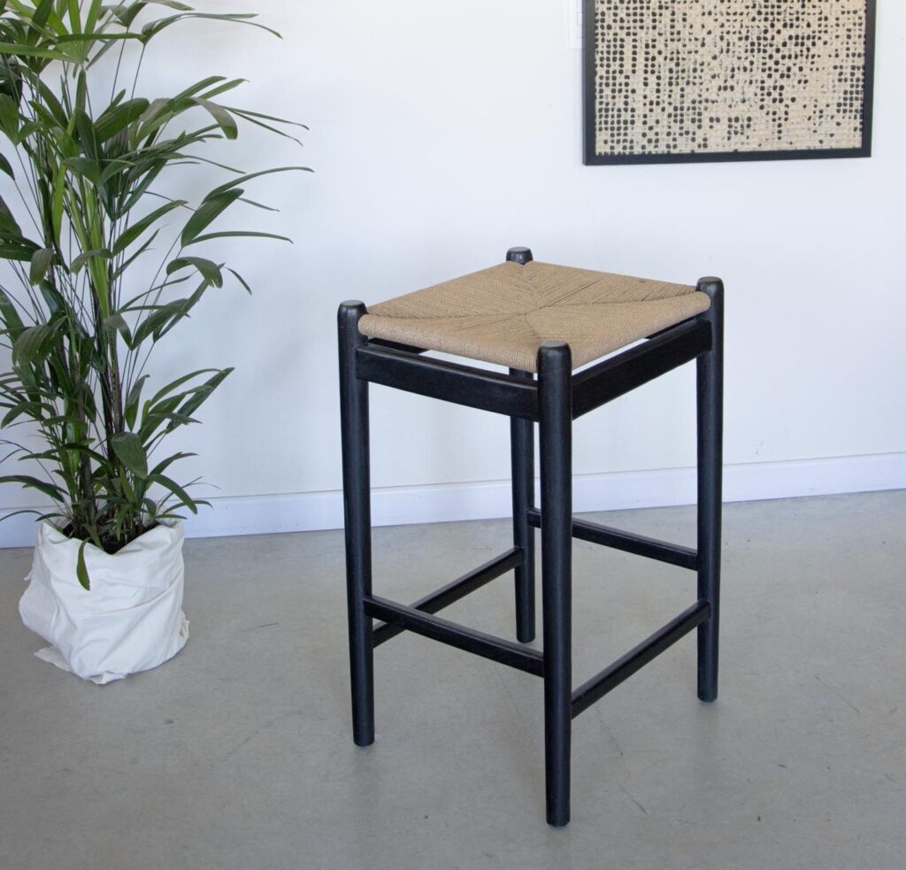 Banqueta de barra en madera teca y fibra