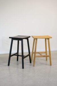 Banqueta de barra sin respaldo en madera teca negra