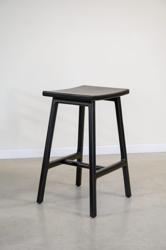 Banqueta de barra sin respaldo en madera teca negra