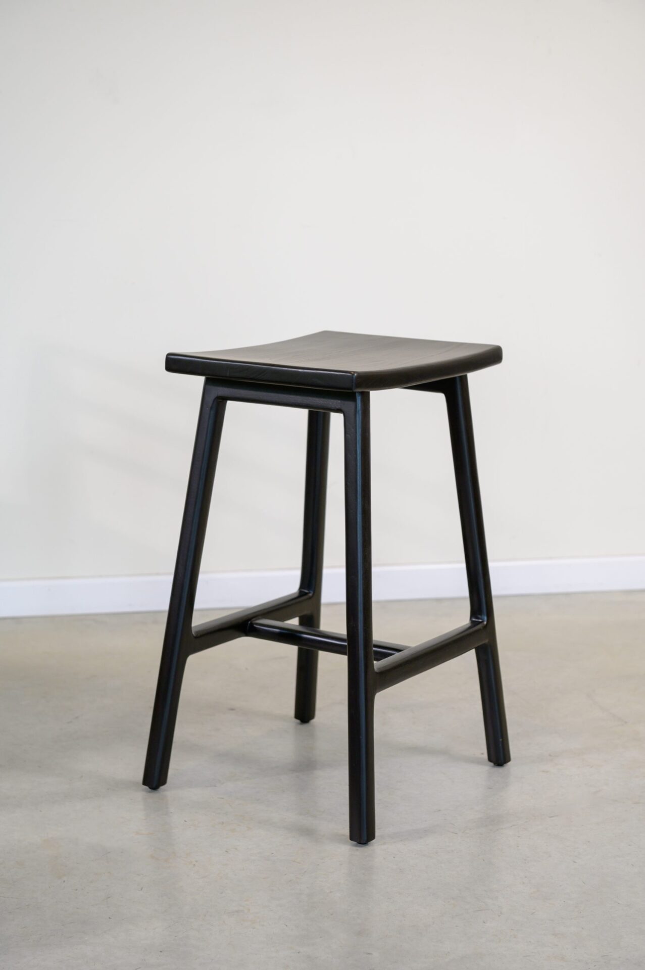 Banqueta de barra sin respaldo en madera teca negra