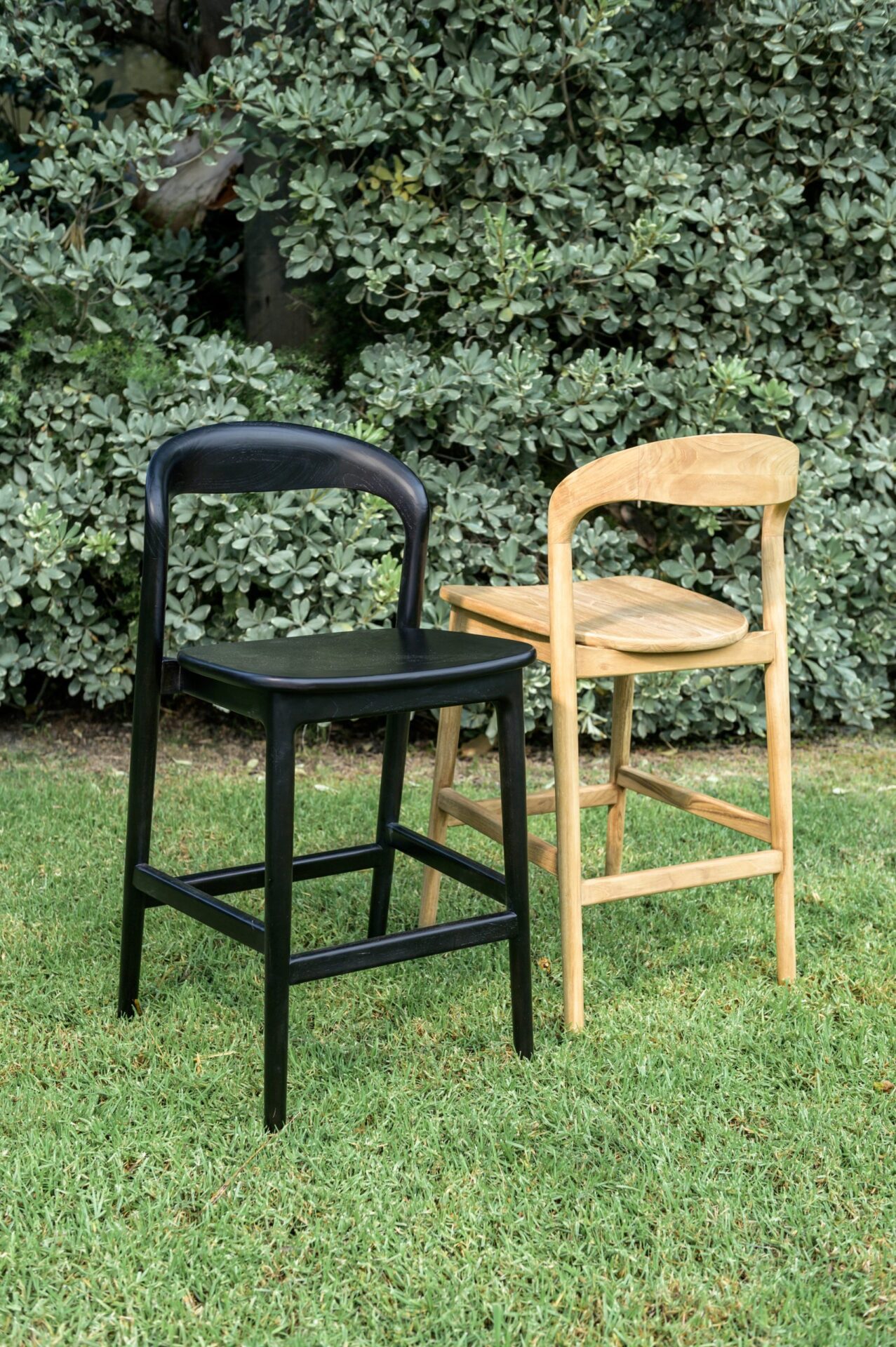 Banqueta en madera teca color negro