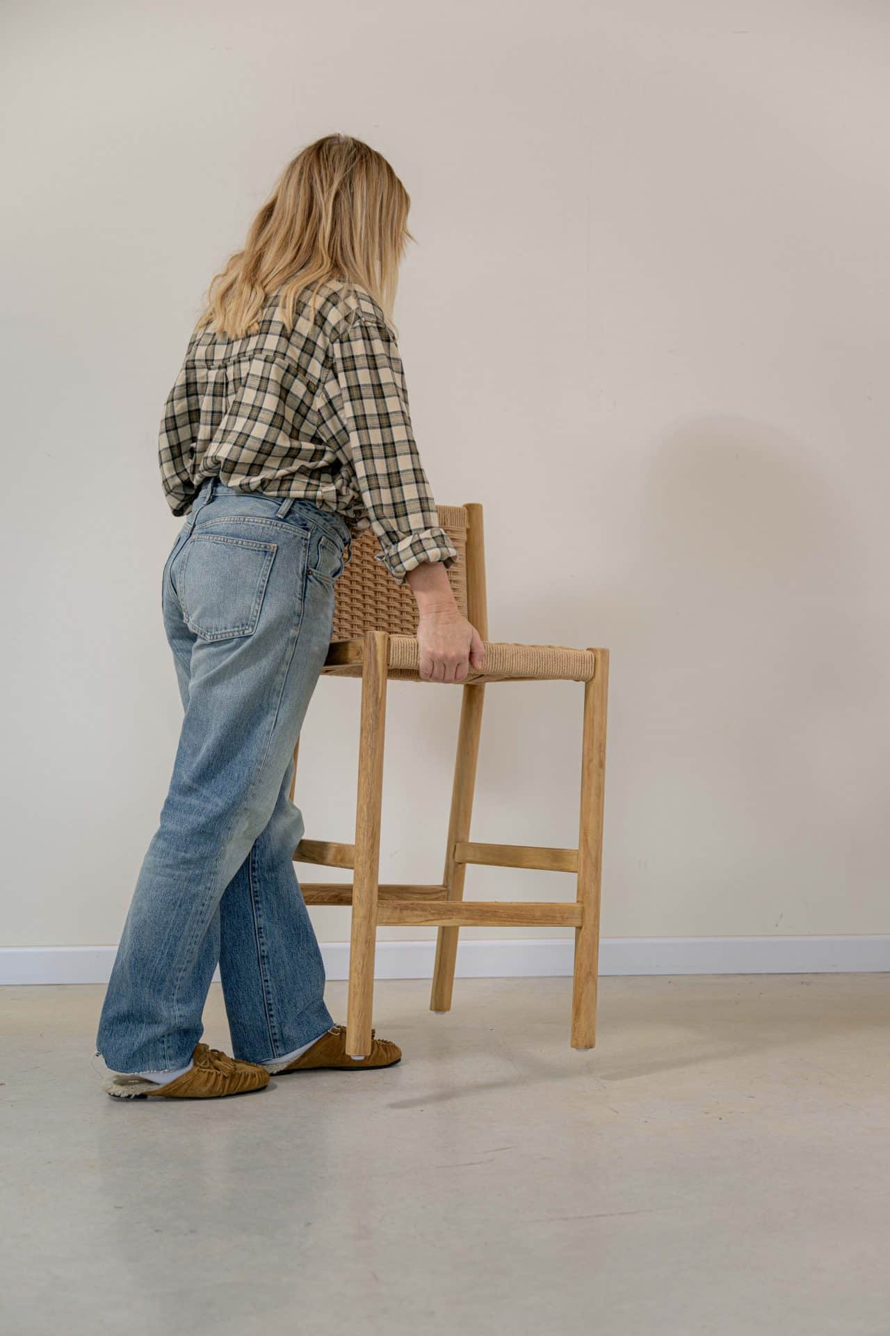 Banqueta en madera teca y cuerda en respaldo y asiento - Imagen 4