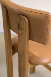Banqueta en madera teca y cuero