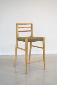 Banqueta en madera teca y mimbre trenzado