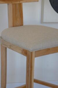 Banqueta en teca y asiento tapizado en lino antimanchas