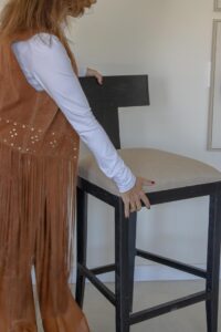 Banqueta en teca y asiento tapizado en lino antimanchas