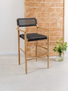 Banqueta en teca y fibra loom negra