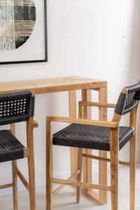 Banqueta en teca y fibra loom negra