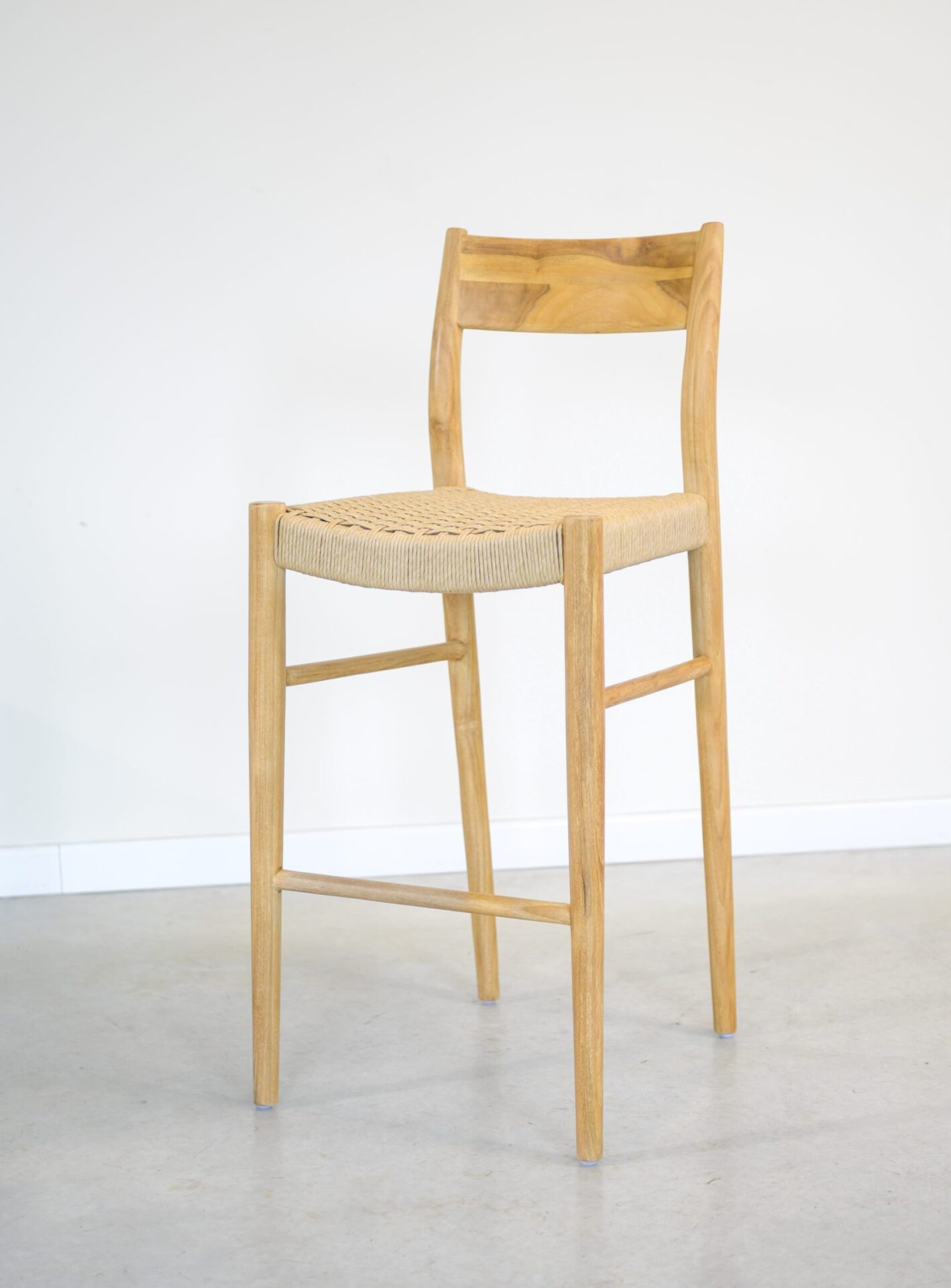 Banqueta en teca y loom sintético