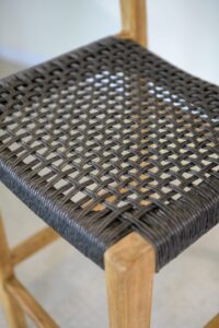 banqueta en teca y loom sintético color negro