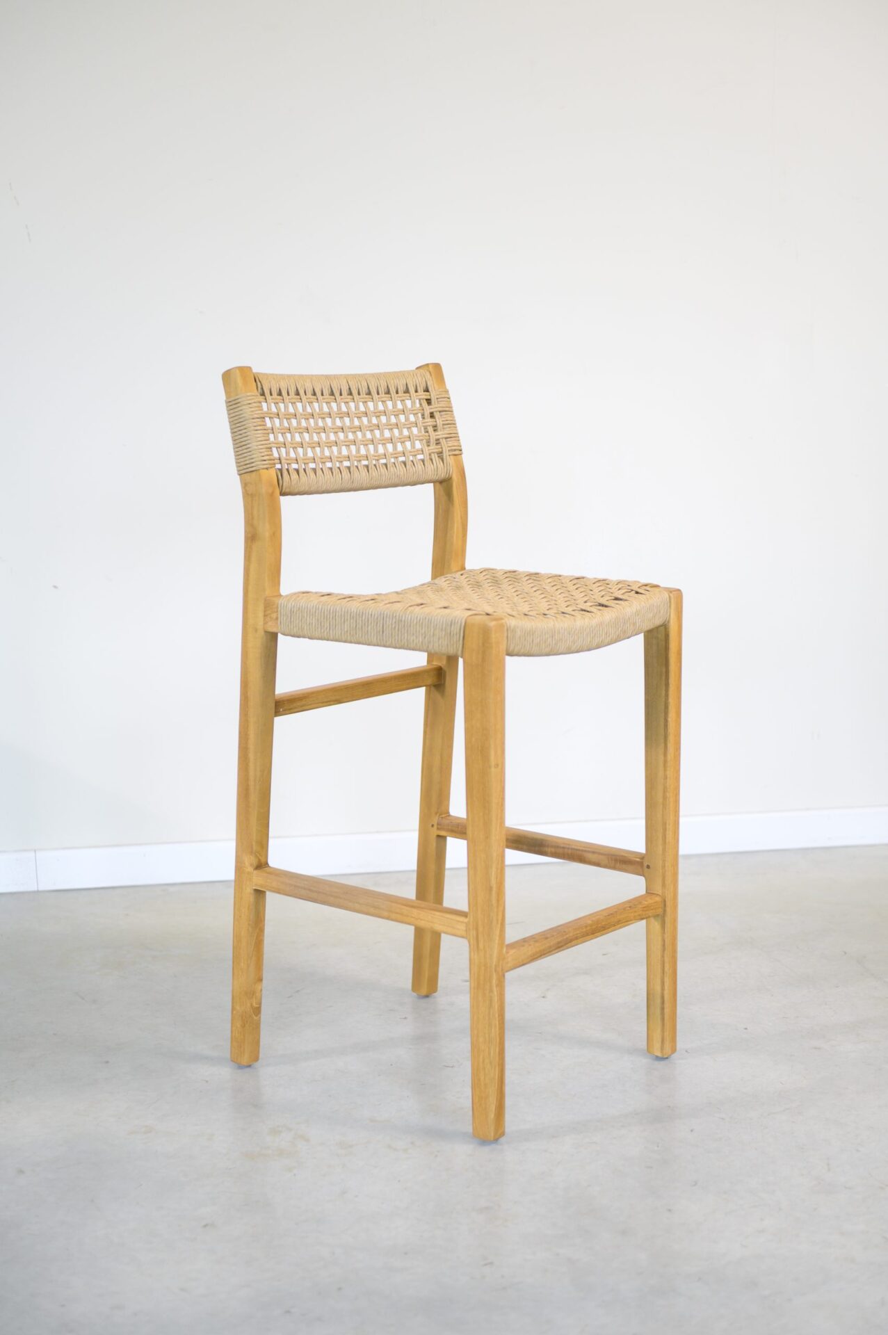 Banqueta en teca y loom sintético