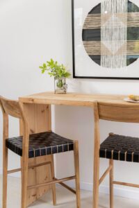 Banquetas en teca y cuero negro