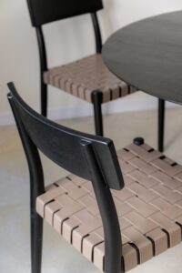Silla en madera acacia y cuero negro