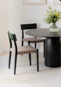 Silla en madera acacia y cuero negro