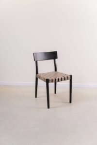 Silla en madera acacia y cuero negro