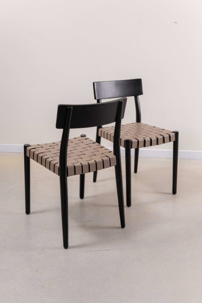 Silla en madera acacia y cuero negro