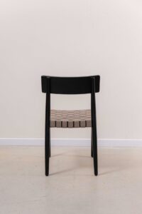 Silla en madera acacia y cuero negro