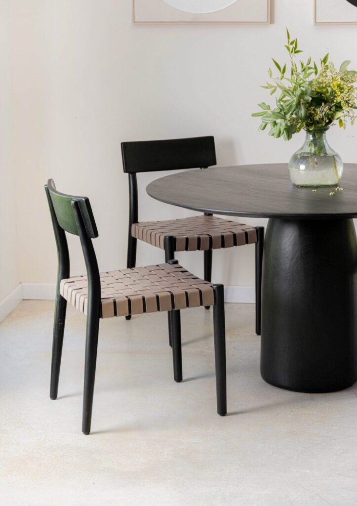 Silla en madera acacia y cuero negro