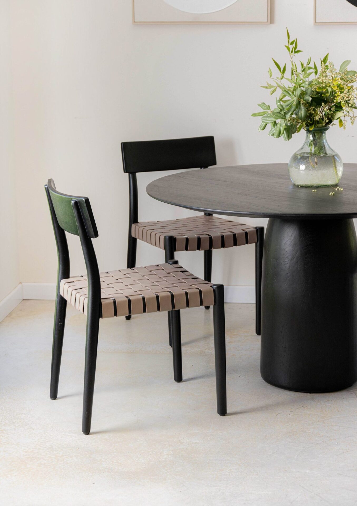Silla en madera acacia y cuero negro