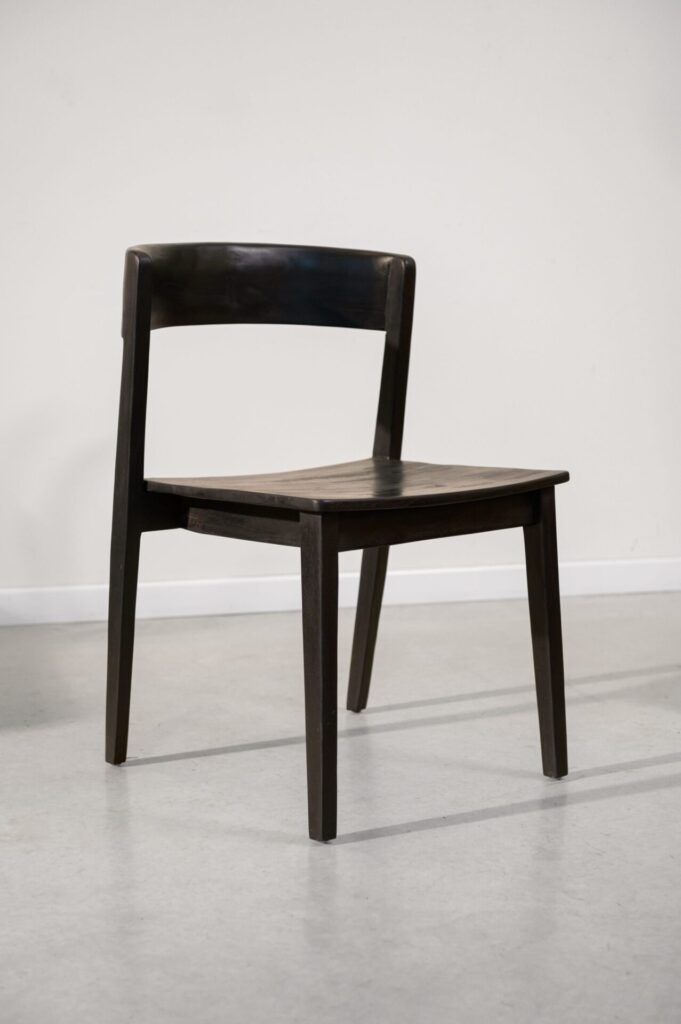 Silla en madera teca color negro