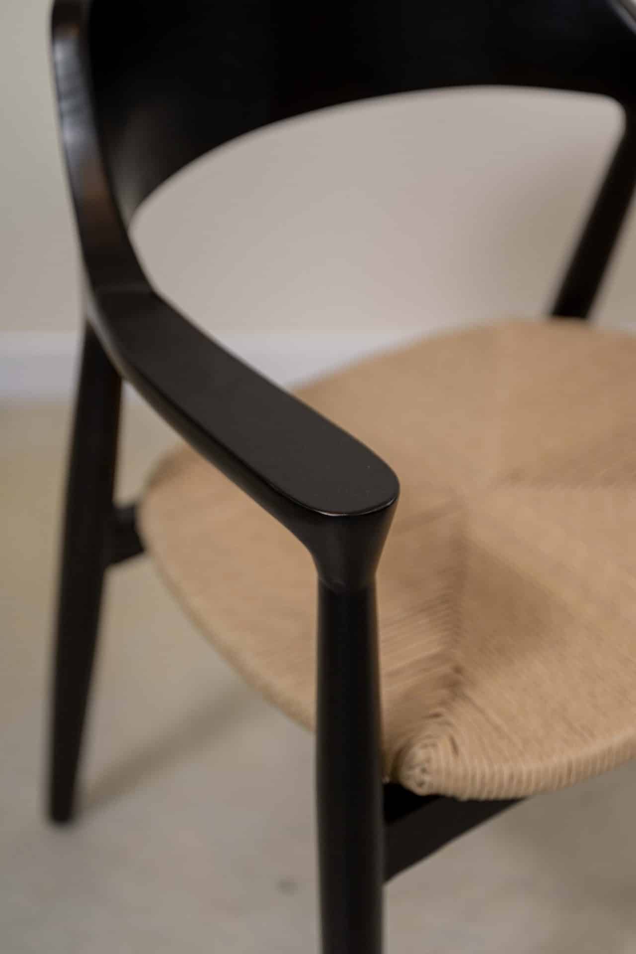 Silla en madera teca color negro y fibra loom con posabrazos - Imagen 4