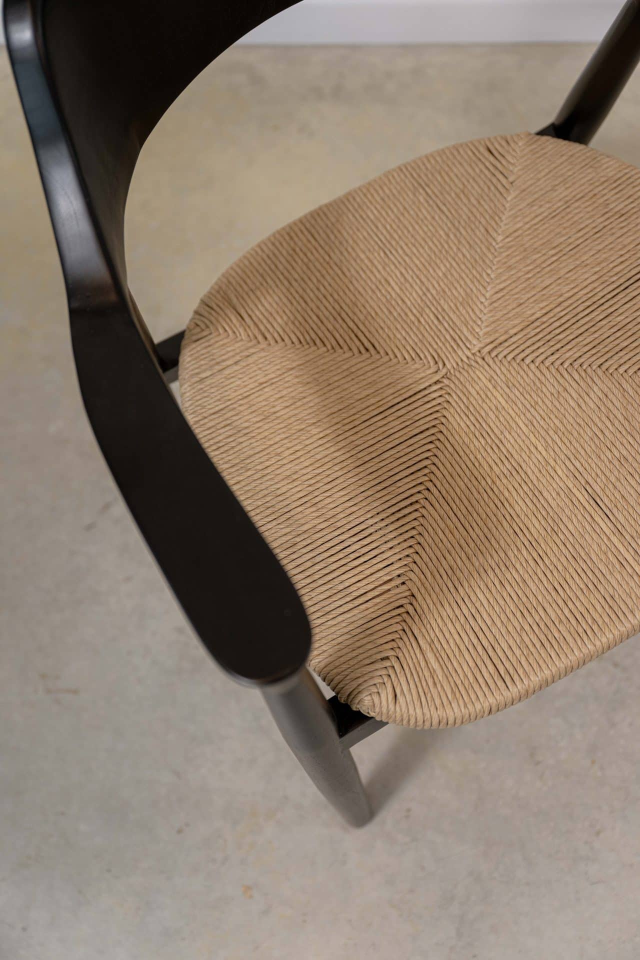 Silla en madera teca color negro y fibra loom con posabrazos - Imagen 5