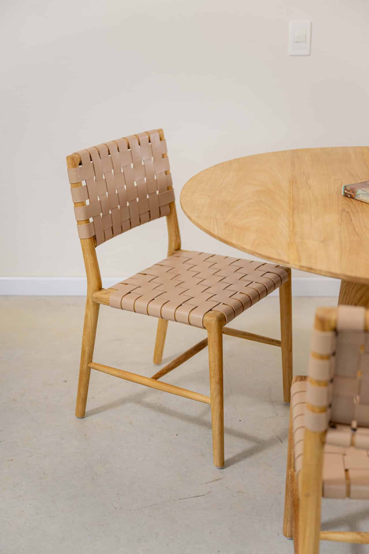 Silla en madera teca y cuero - Imagen 4