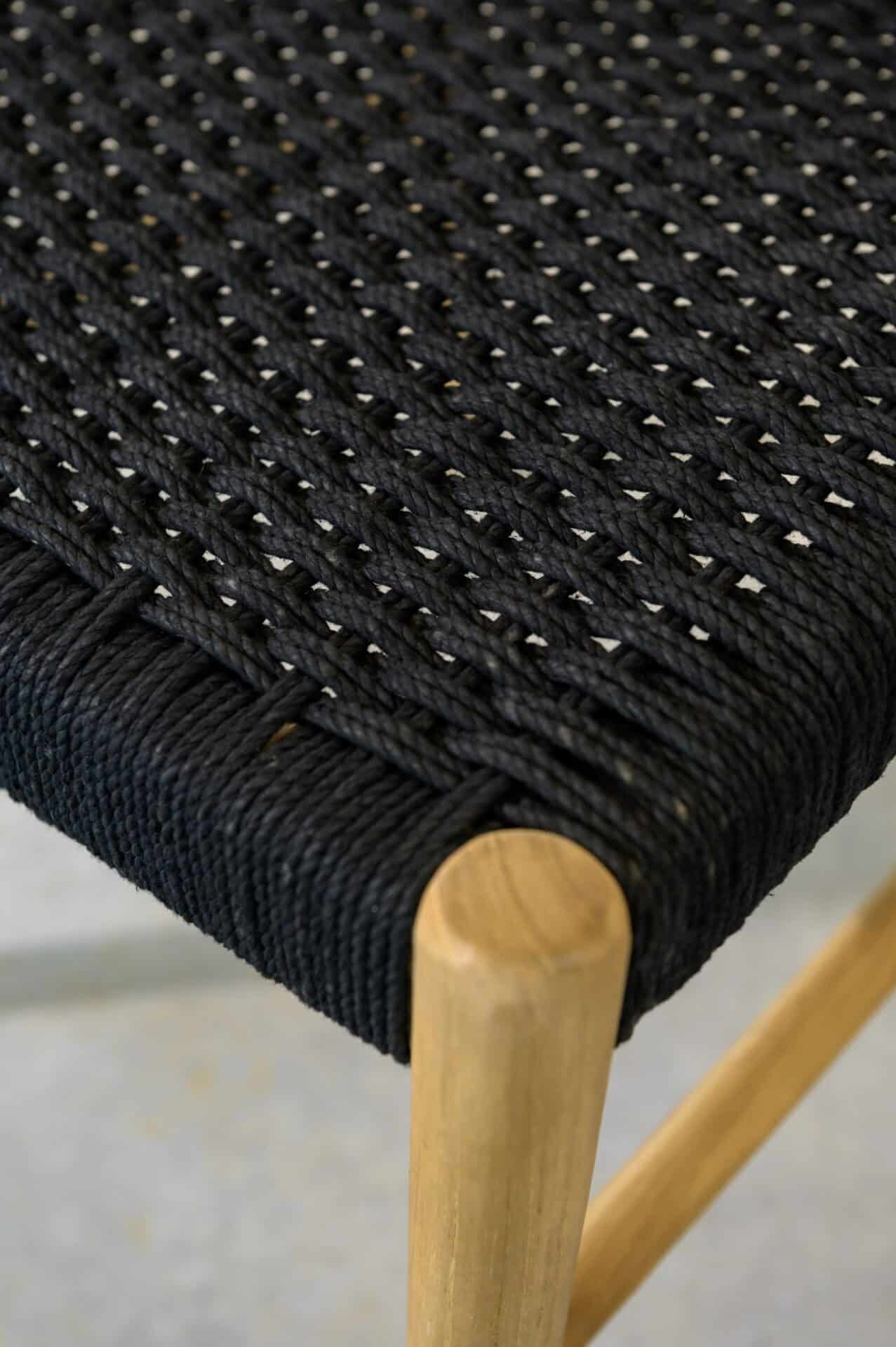 Silla en teca y cuerda negra