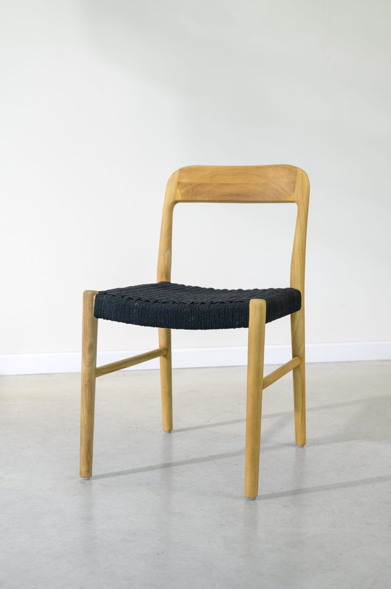 Silla en teca y cuerda negra