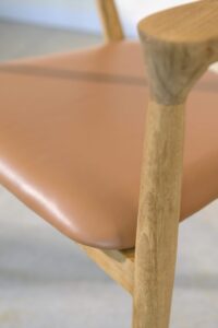 Silla en teca y cuero