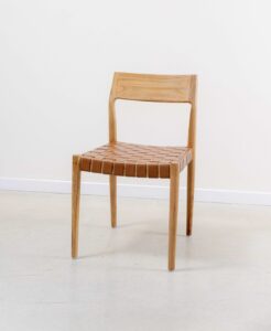 Silla en teca y cuero marrón