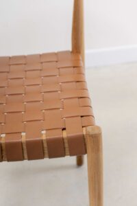 Silla en teca y cuero marrón