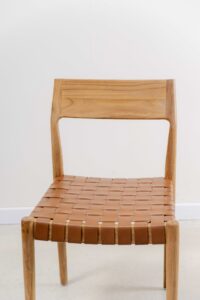 Silla en teca y cuero marrón