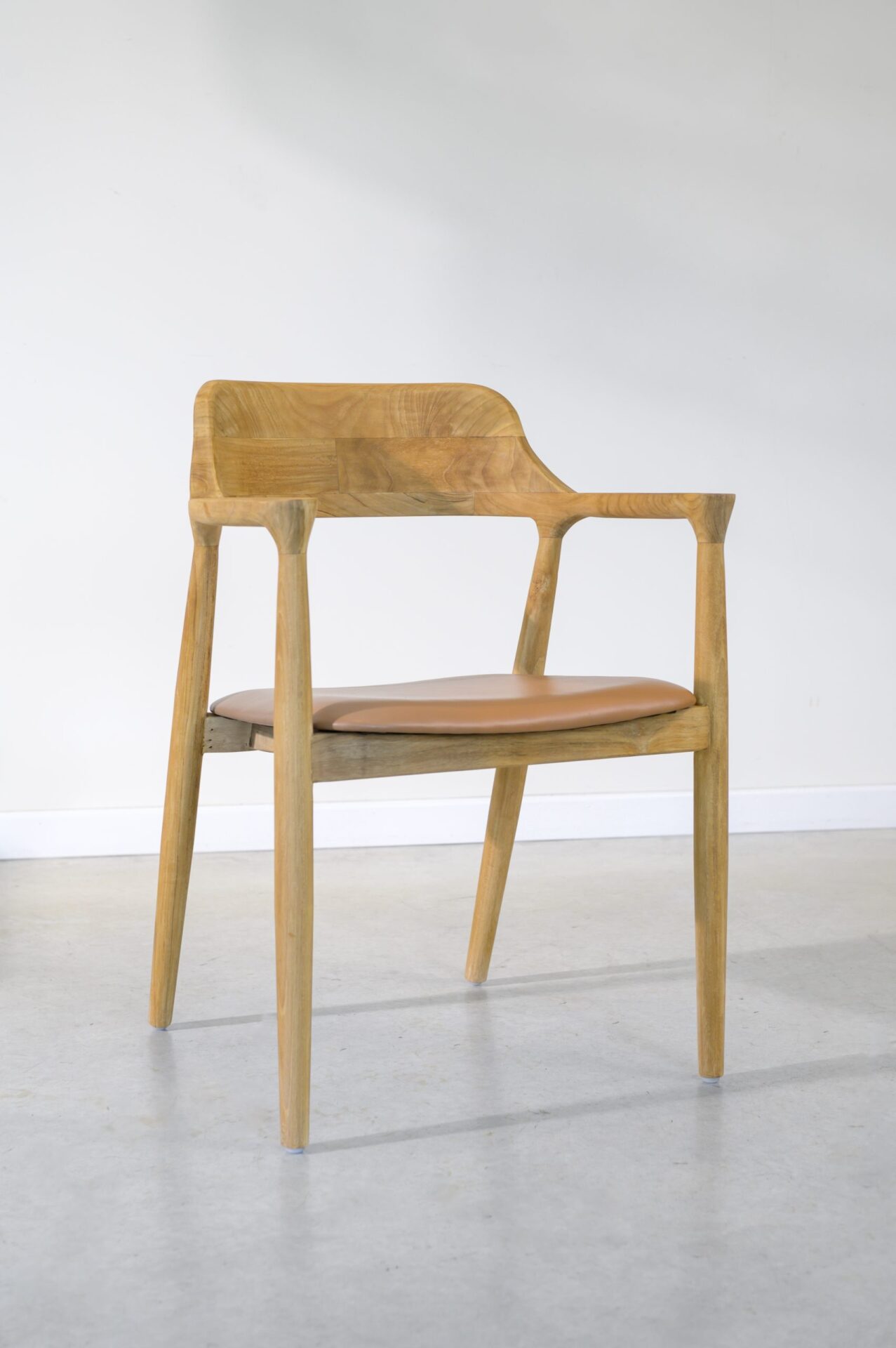 Silla en teca y cuero