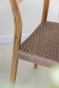 Silla  en teca y fibra de loom  sintética