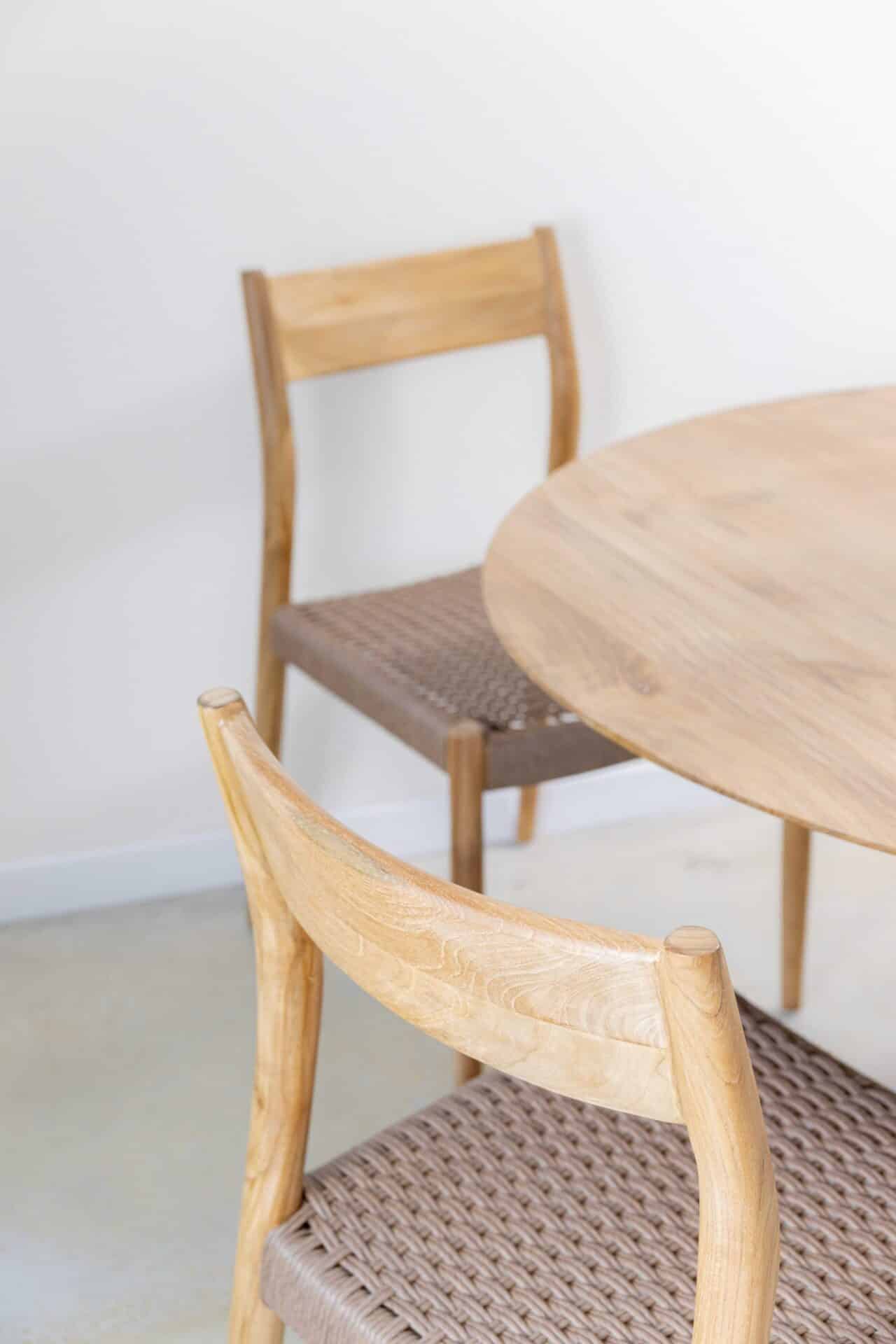 Silla en teca y fibra de loom sintética