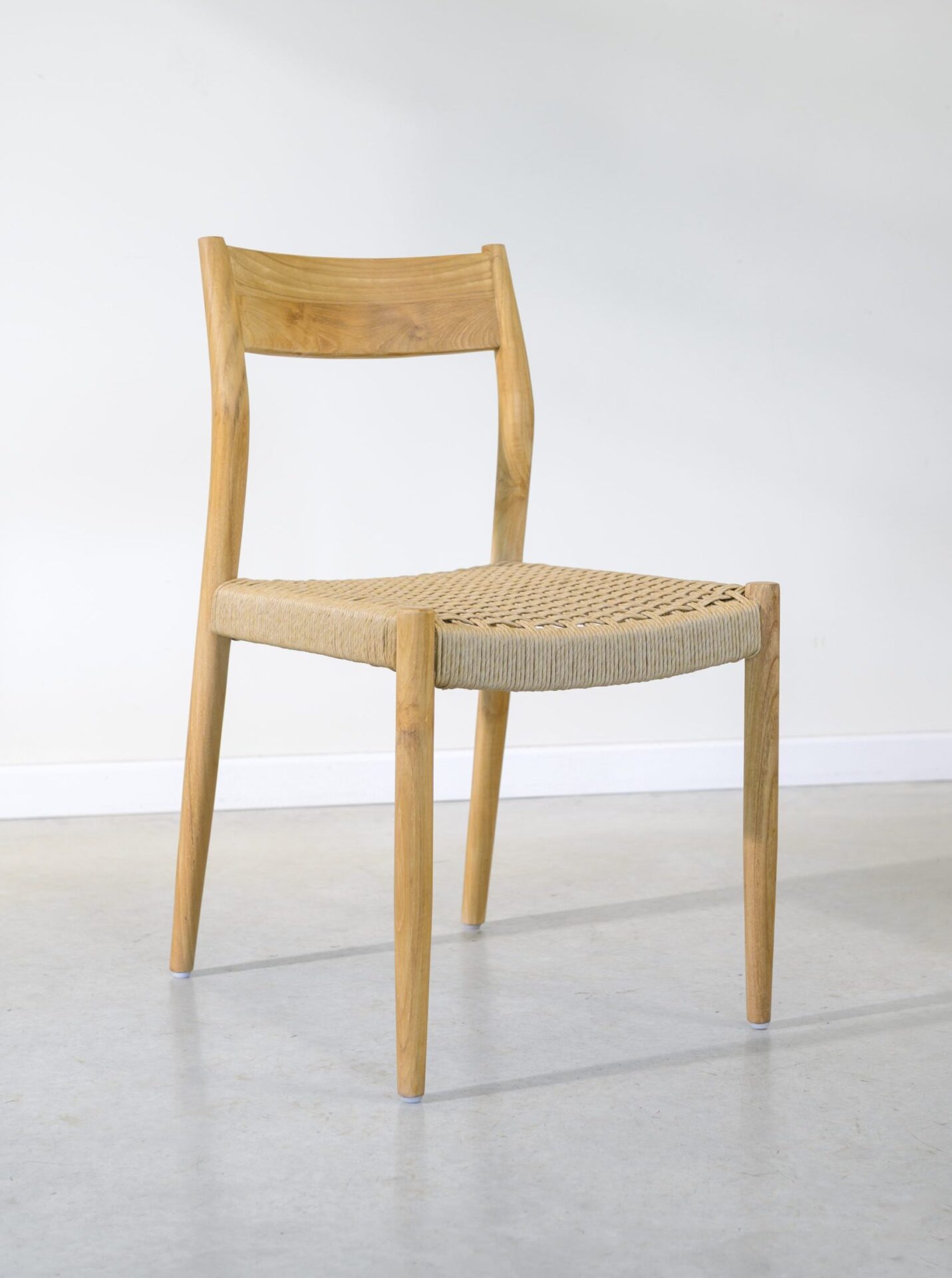 Silla en teca y fibra de loom sintética